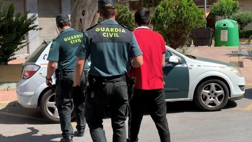 Imagen del traslado del detenido por la Guardia Civil de Callosa de Segura