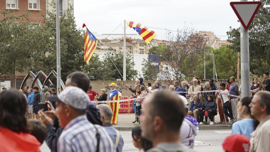 La Vuelta torna a Manresa passada per aigua i amb estelades entre el públic