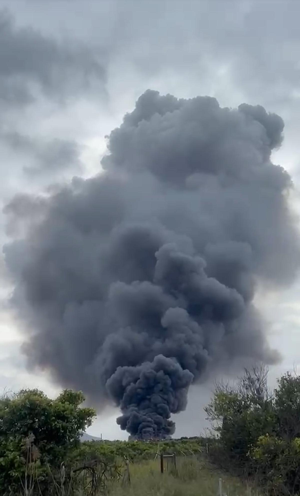 Una gran columna de humo de un incendio en Orihuela alerta a los vecinos Una gran columna de humo de un incendio en Orihuela alerta a los vecinos