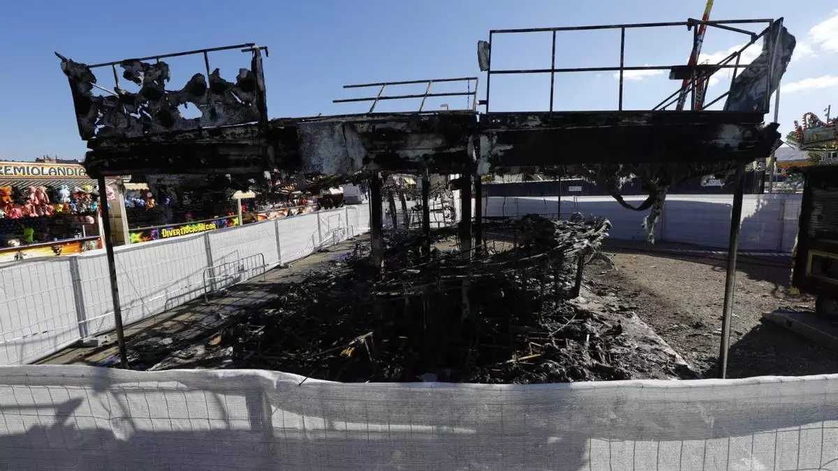 Dos atracciones de las ferias de Valdespartera de Zaragoza se incendian y quedan totalmente calcinadas