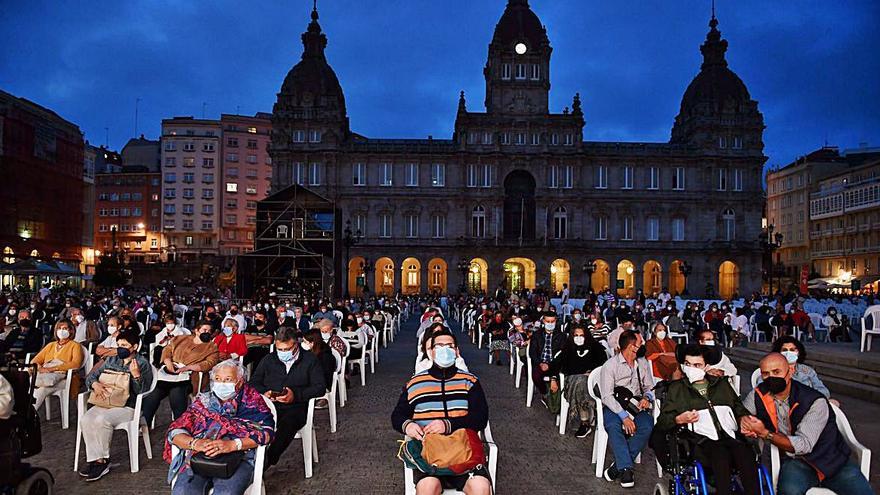 Público durante un concierto de la Orquesta Sinfónica de Galicia en la plaza de María Pita.