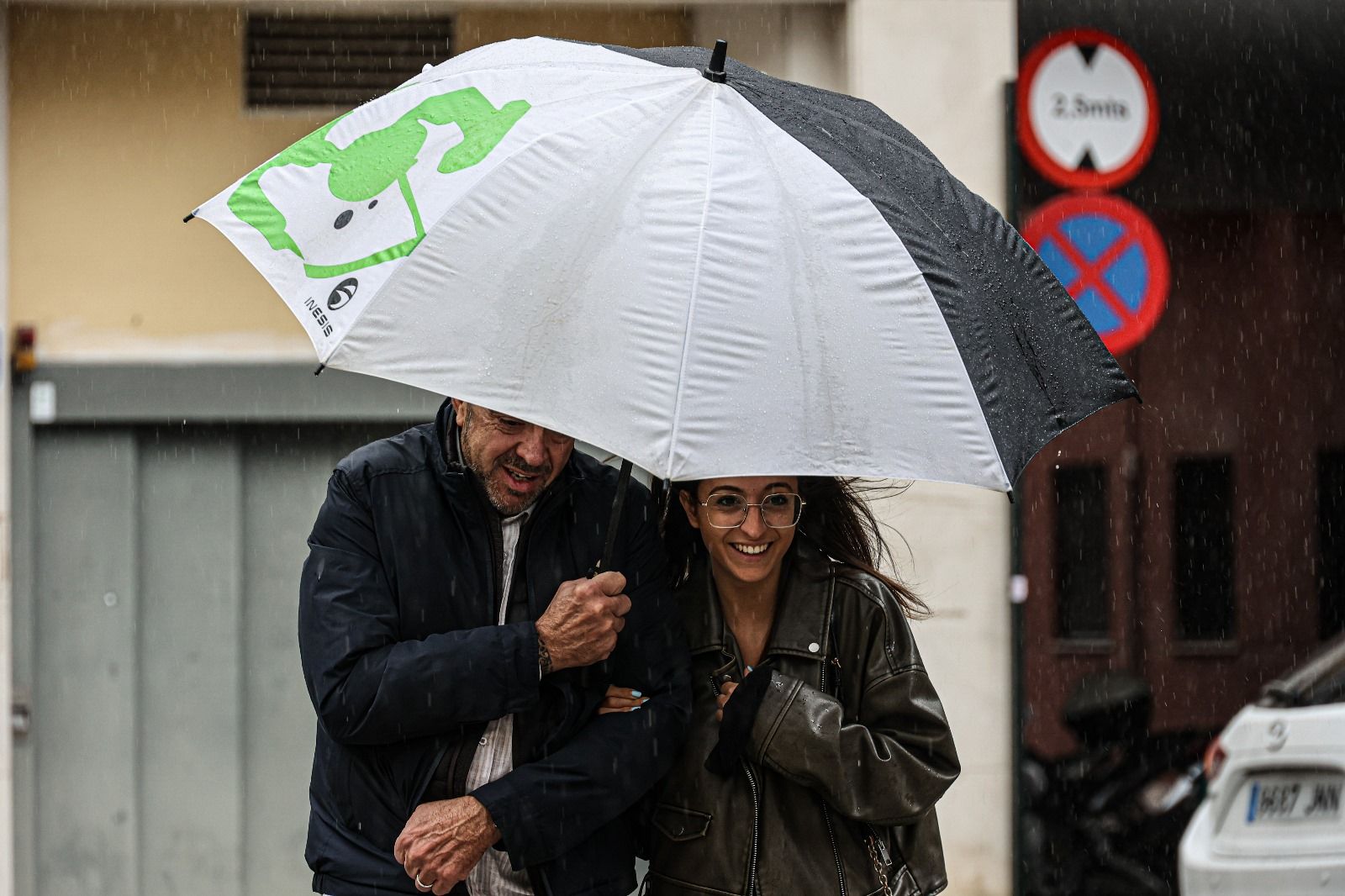Gente con paraguas en Alcoy
