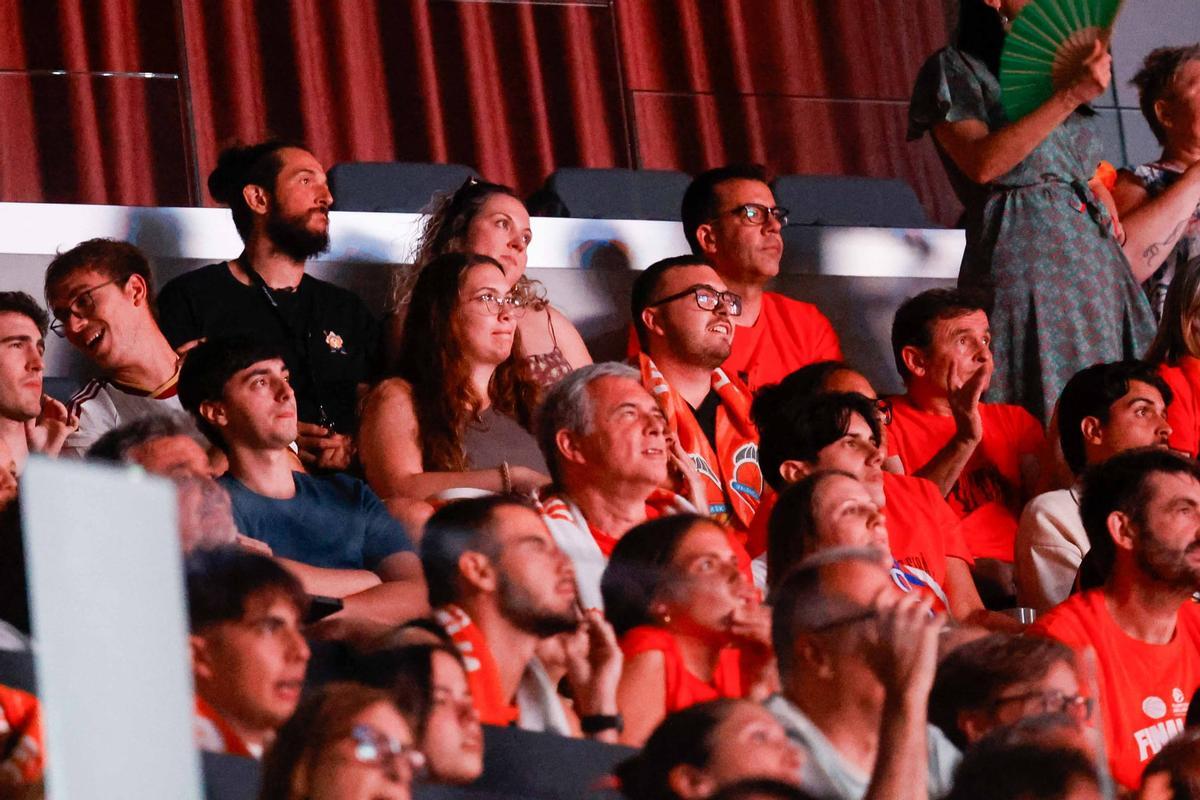 Búscate en la galería de Super: Así se vivió el Barça–Valencia Basket en el Roig Arena