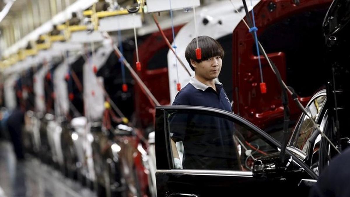 Un trabajador en una línea de producción de Mercedes en una fábrica de Pekín.