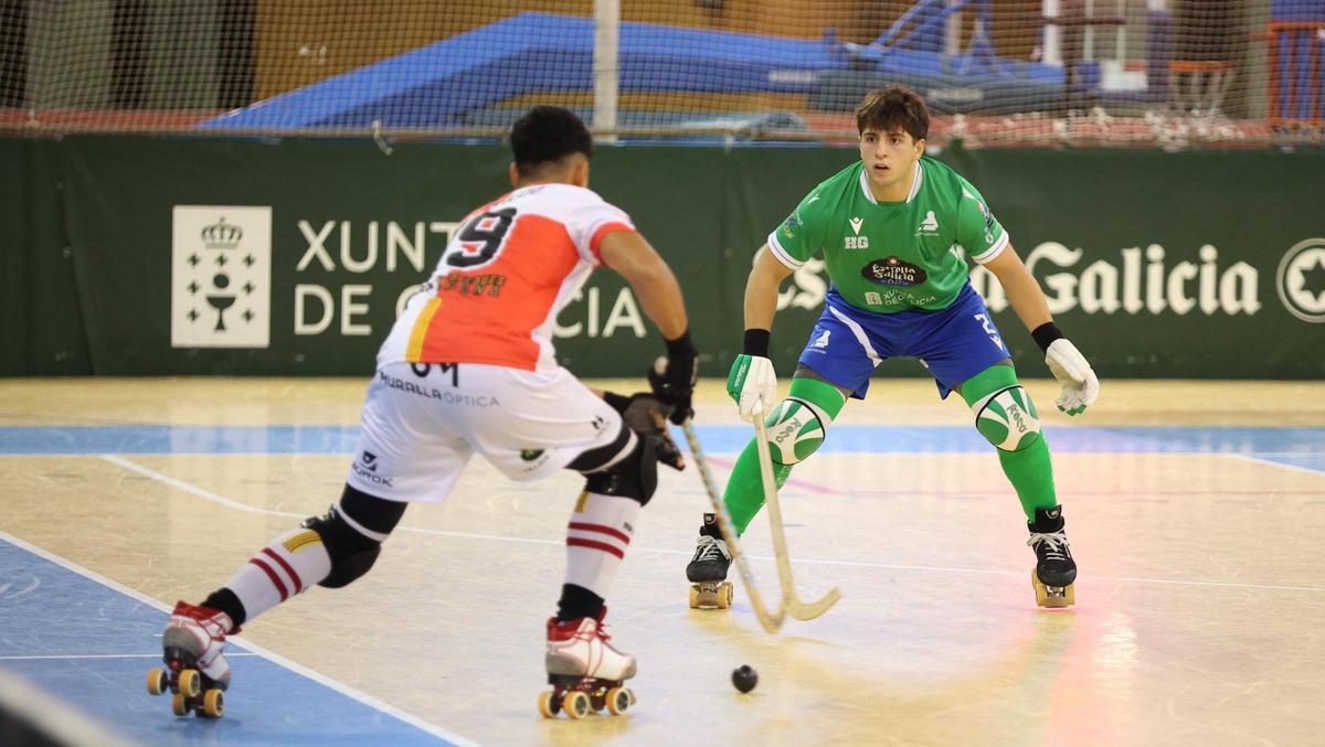 Nil Cervera defiende una acción frente al Shum en el Palacio de los Deportes.