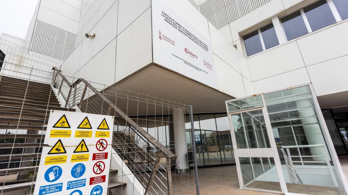 La obras sin licencia de la nueva sede de la Cámara de Alicante están paradas. / Alex Domínguez