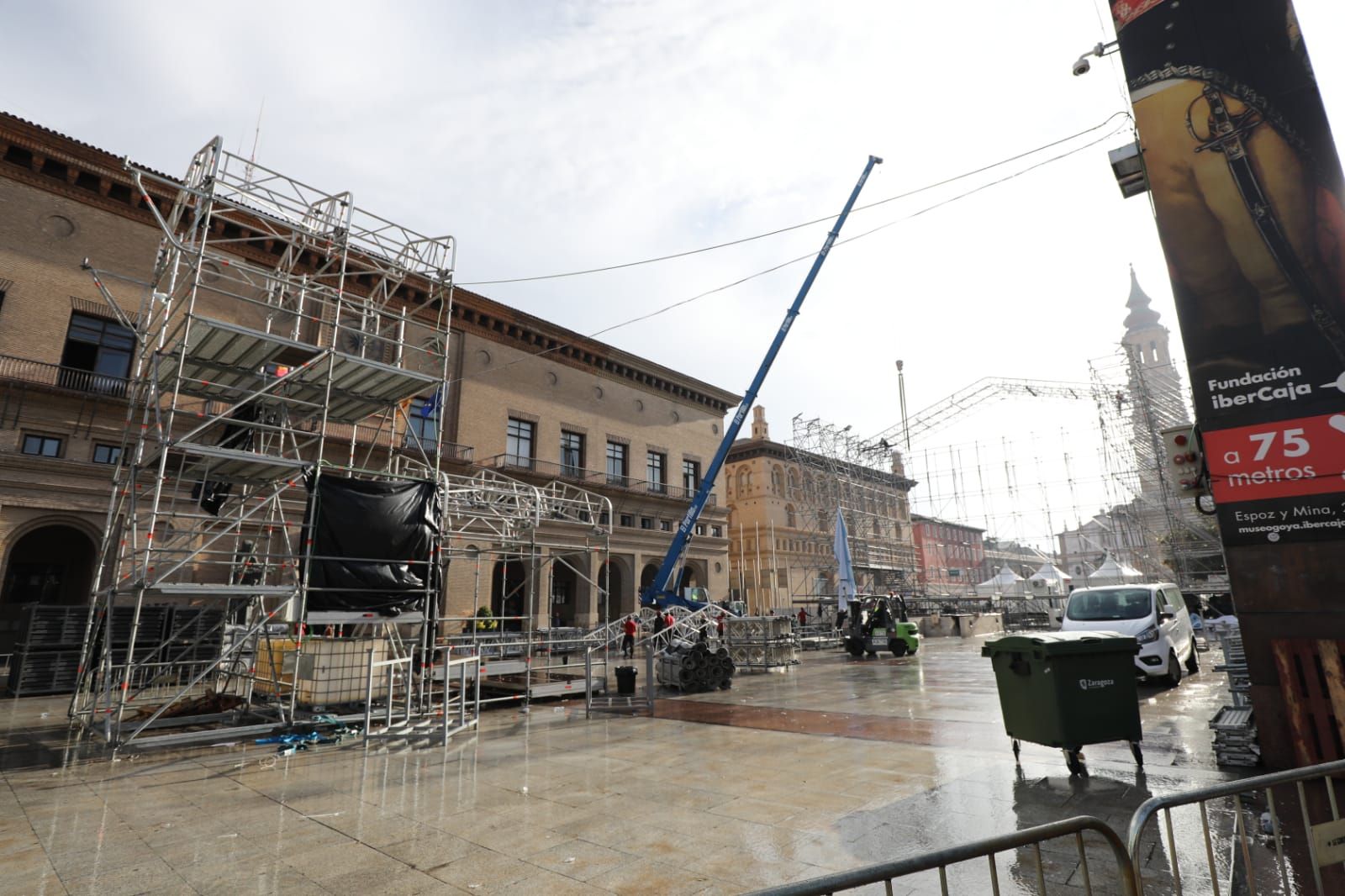 EN IMÁGENES | Comienza el desmontaje del escenario principal de la plaza del Pilar