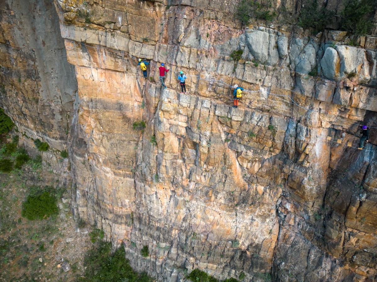 La sensación de altura de la Vía Ferrata dels Sants de la Pedra es importante, al encontrarse en una pared rocosa sobre un barranco.