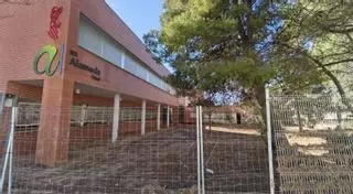 El IES de Utiel, 6 meses después de la dana: Solo dos barracones y con goteras