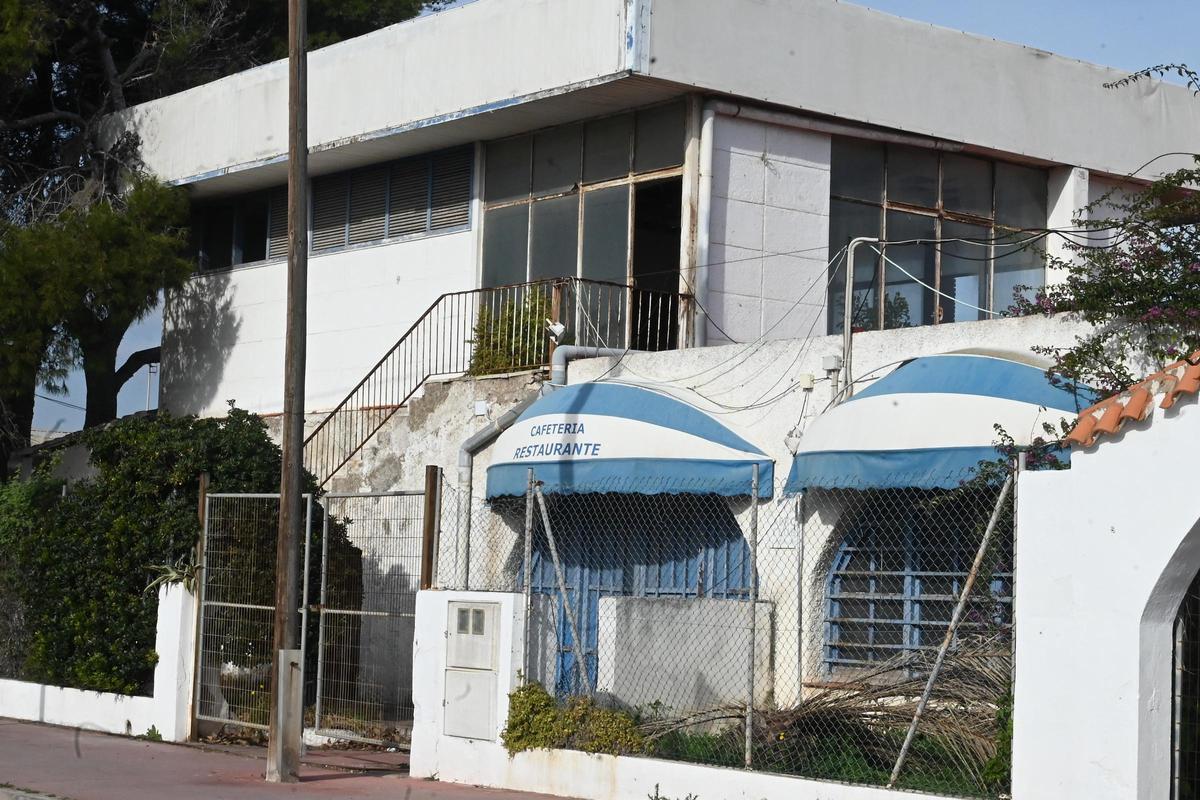 Detalle del antiguo restaurante 'Aladín' junto al aeroclub.