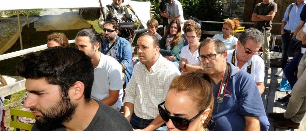 Asistentes al encuentro, con los responsables del documental, con el operador de sonido Carlos de Hita al fondo.