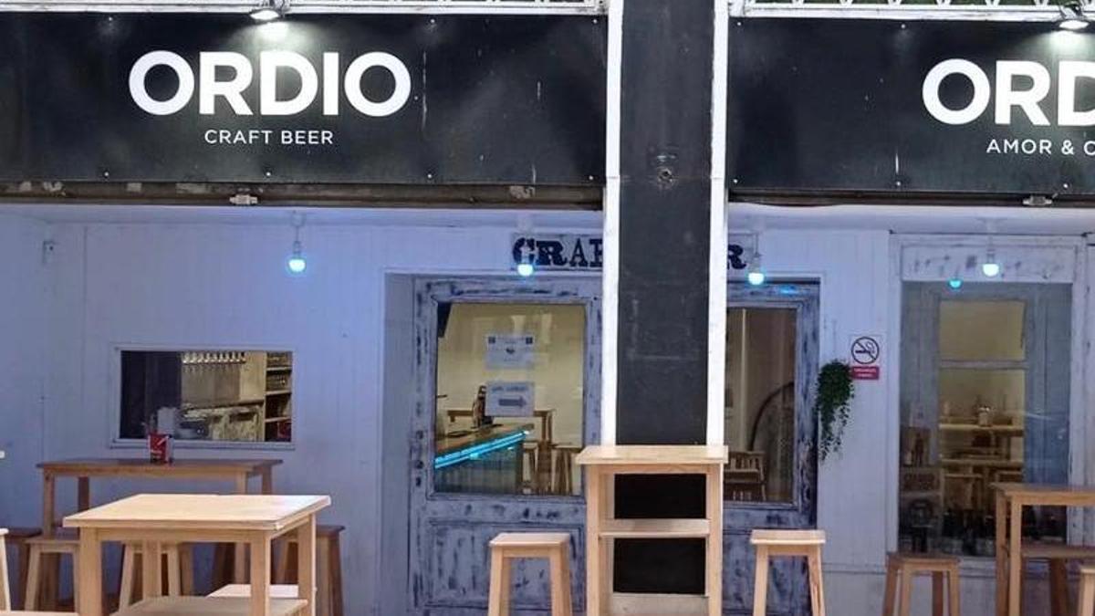 Fachada del local de Cervezas Ordio antes del retiro de su terraza