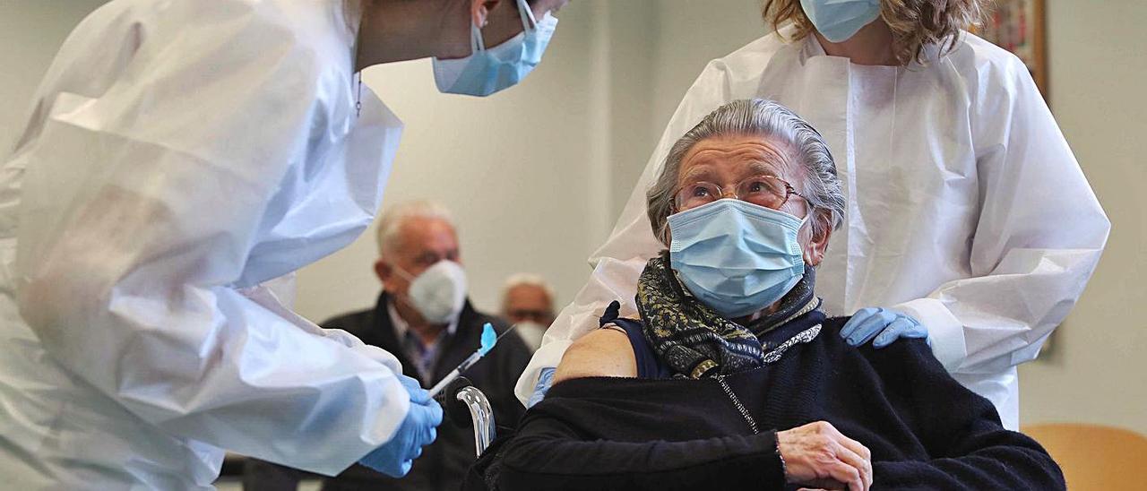 Los mayores de 90 años comienzan a recibir la vacuna contra la covid en el centro de salud Plaza Concordia de Burjassot, ayer. | J.M. LÓPEZ