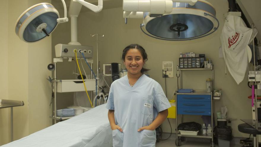 Cecy posa en el quirófano del hospital San Rafael, donde realizó sus prácticas.   | // CASTELEIRO/ROLLER AGENCIA
