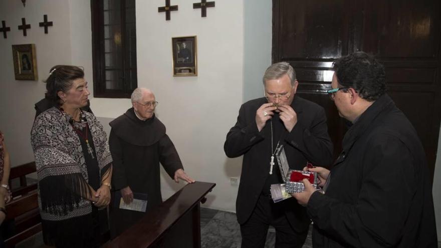 La Vera Cruz de Santa Teresa visita  a las Carmelitas de Algezares y al obispo