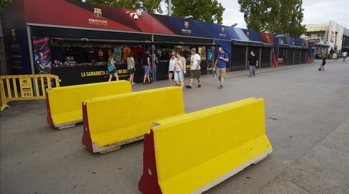 Pilonas de cemento en los alrededores del Camp Nou.