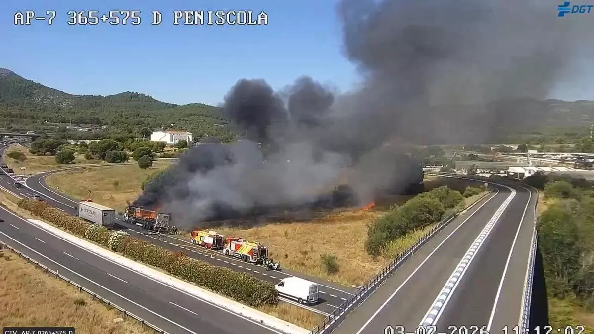 Otro camión incendiado en Castellón: cortes en la AP-7 y peligro de que se extienda el fuego