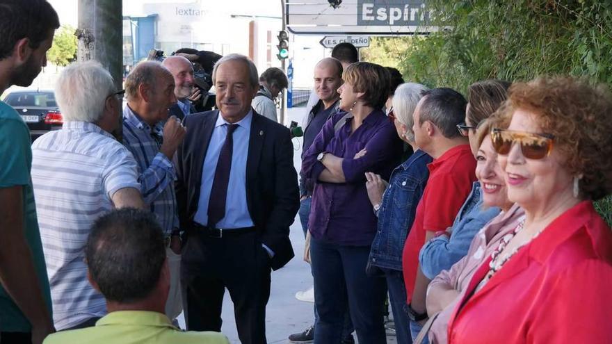Wenceslao López, en el centro, ayer, con vecinos de Las Matas.