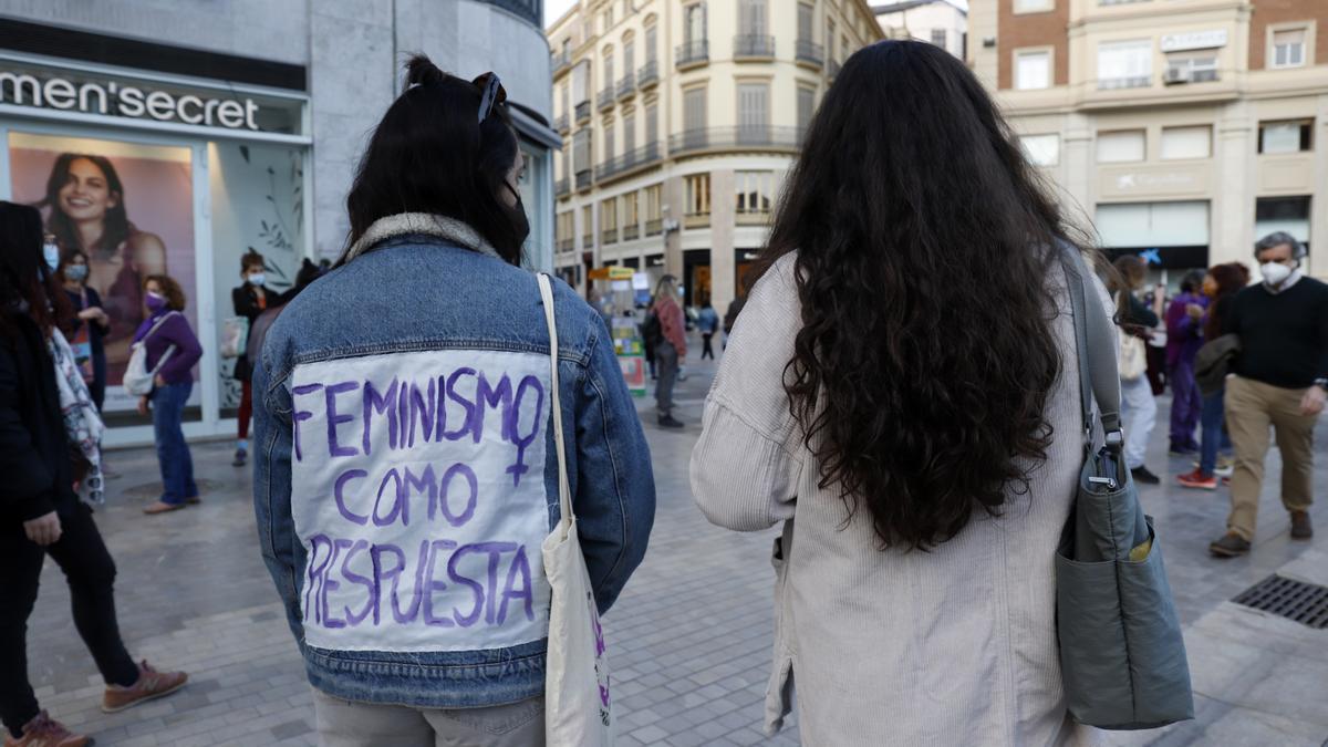 Baile feminista por el 8M en el Paseo del Parque de Málaga