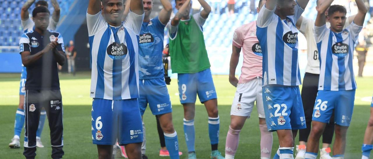 Los jugadores deportivistas saludan a la afición después de la victoria contra el Tudelano. |  // CARLOS PARDELLAS