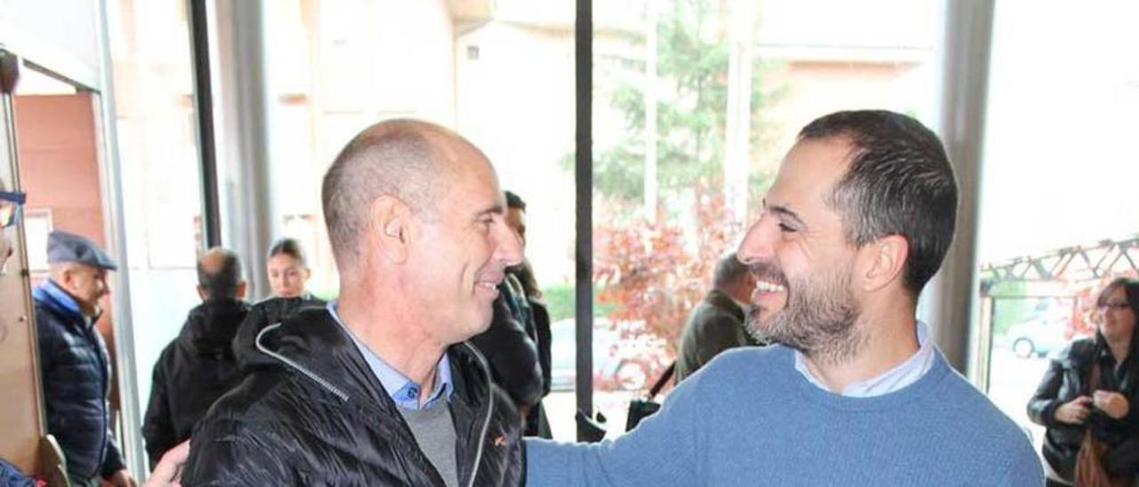 Tony Rominger, a la izquierda, y Ángel García, durante el homenaje al ciclismo asturiano que tuvo lugar en noviembre.