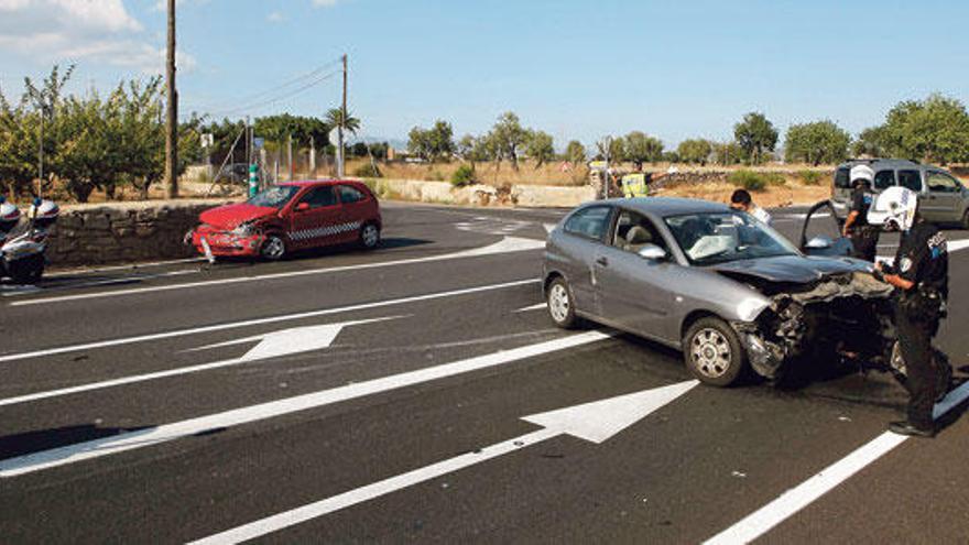 Los vehículos implicados en el accidente, ayer por la tarde en la carretera vieja de Sineu.