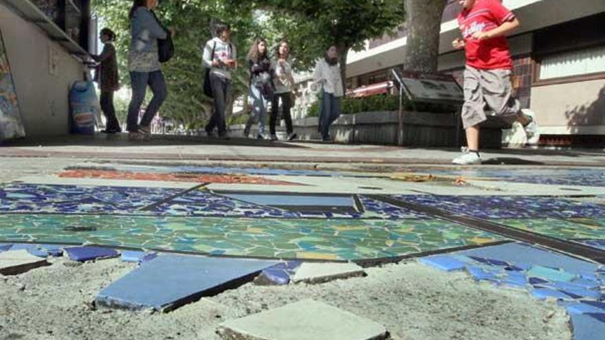 Estado en el que se encuentra el mosaico del artista Victor Rua en la Alameda vilagarciana.  // J.L.Oubiña