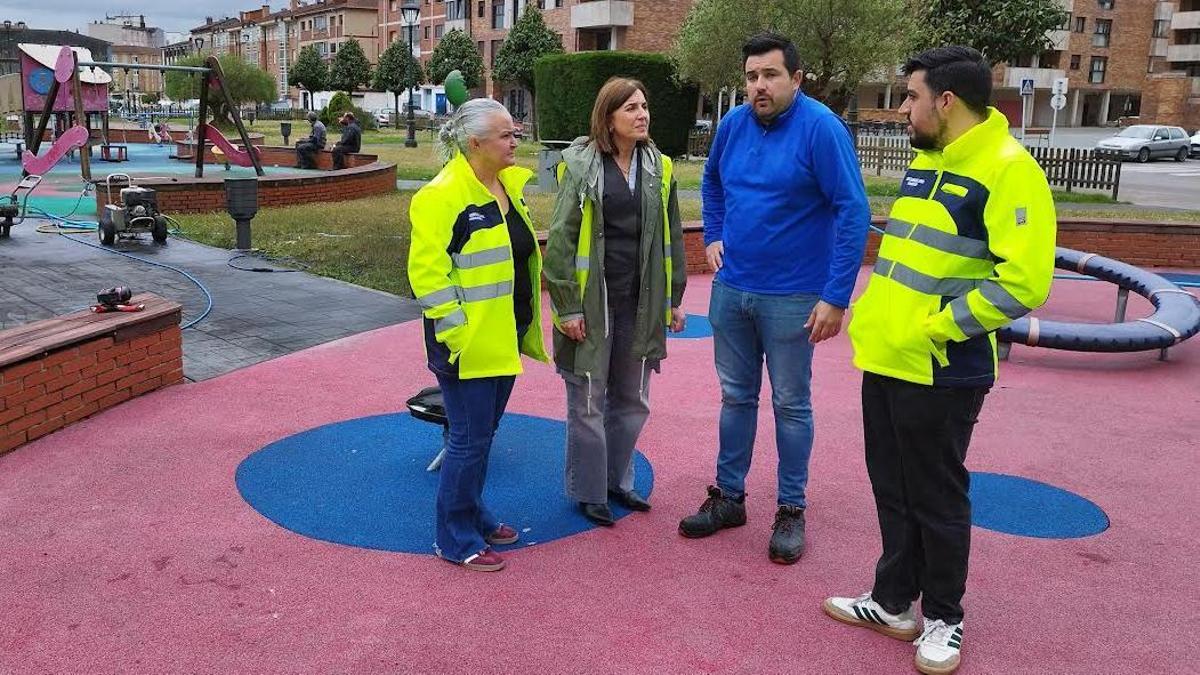 Eva María Pérez, primera por la izquierda, con responsables de las obras, visitando la actuación que se lleva a cabo en el parque de Salamarca (Lugo).