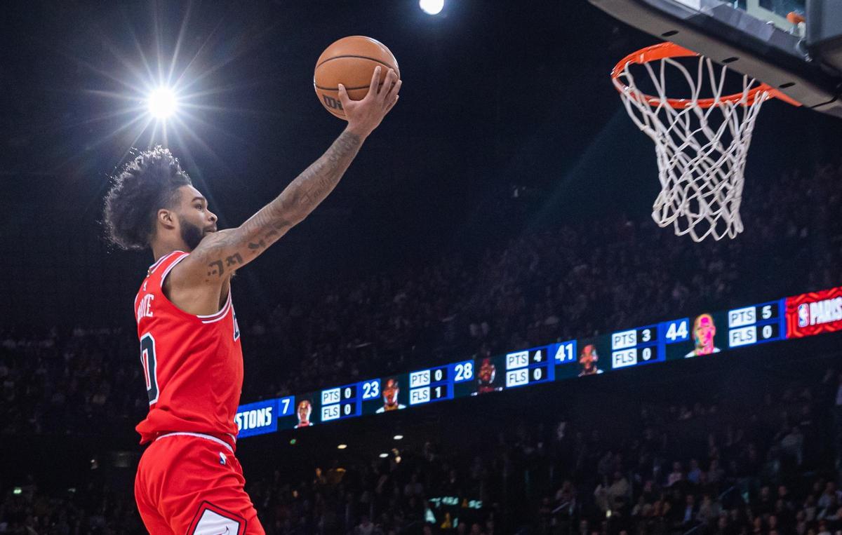 White mete 42 puntos y los Bulls disputarán con los Heat el último cupo para los playoffs de la NBA.