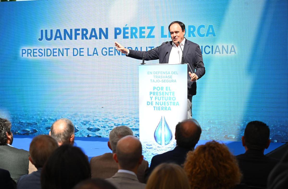 Acto en defensa del trasvase en Pilar de la Horadada con la presencia de los presidentes autonómicos de la Comunidad Valenciana y Murcia, convocado por los regantes Acto en defensa del trasvase en Pilar de la Horadada con la presencia de los presidentes autonómicos de la Comunidad Valenciana y Murcia, convocado por los regantes