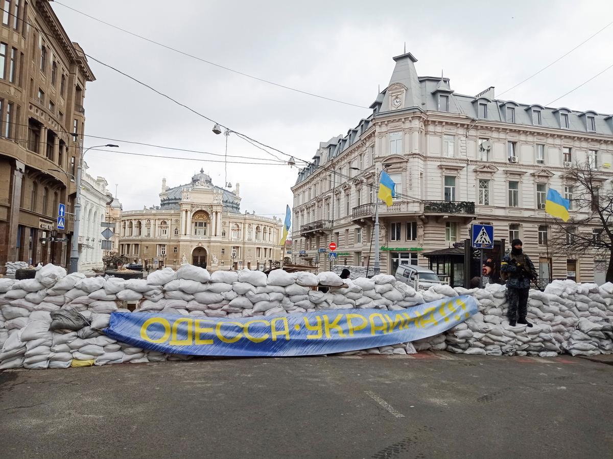 Barricada hecha de sacos de arena en el centro de Odessa.