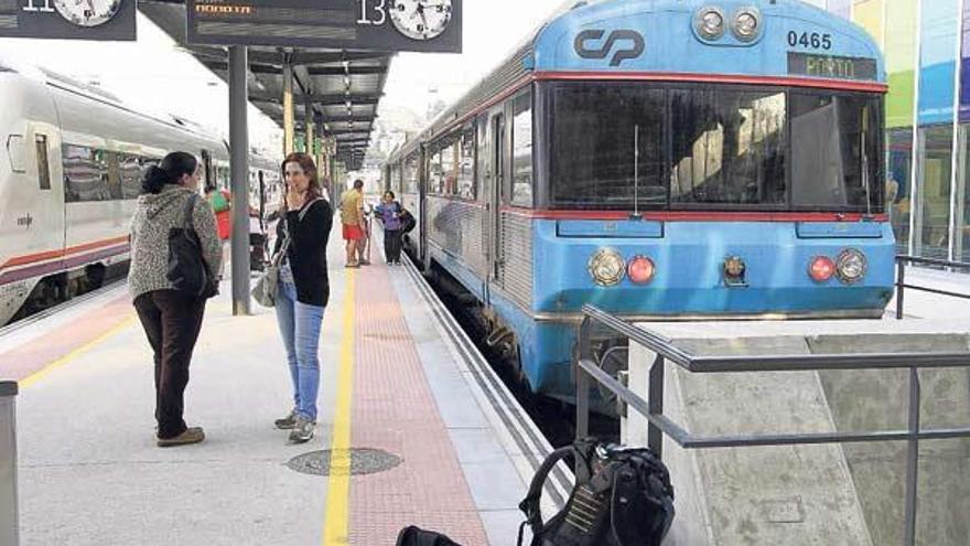 El tren construido en los años 60 y que se sustituirá por otro más moderno, ayer, en Guixar.  //  R. Grobas