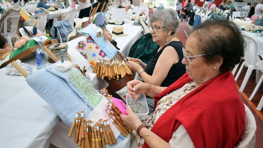 A Bella Otero reúne en Valga a 450 artesanos de la costura y el encaje