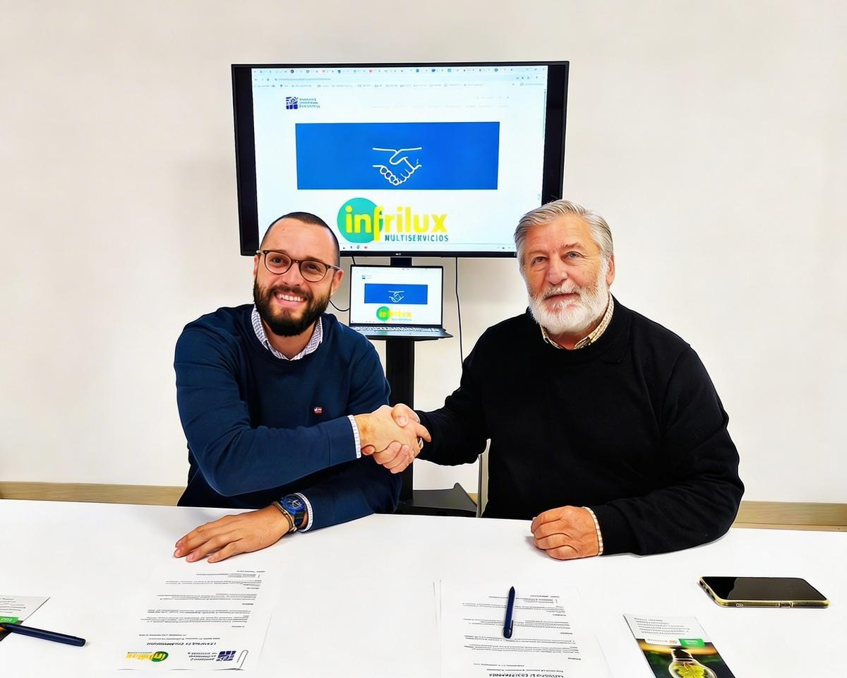 El presidente de la Asociación de Empresarios, Enrique Lago (dcha), durante la firma del convenio con Infrilux.