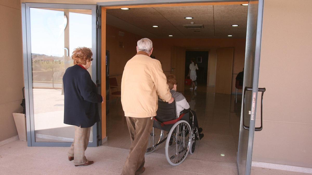 Una usuaria entra a la residencia junto a sus familiares en una imagen de archivo.