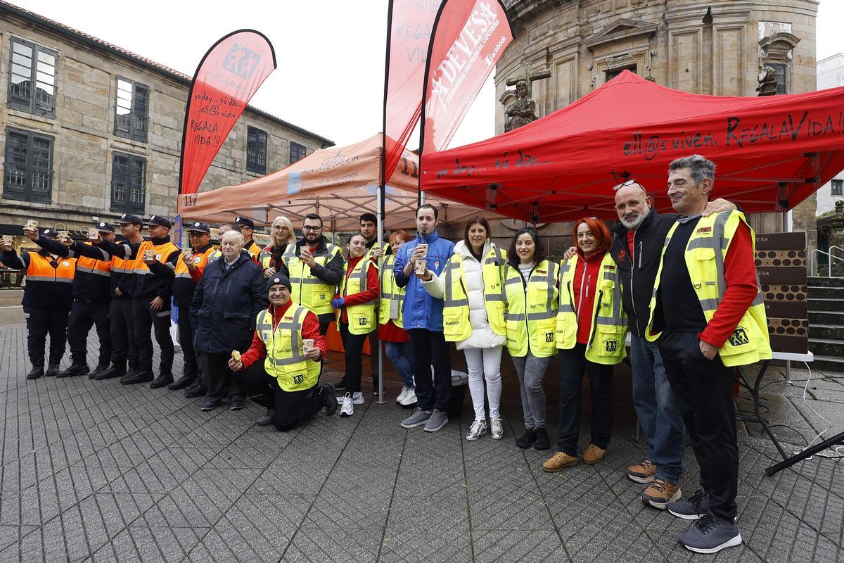 El voluntariado pontevedrés conmemora su día 'desayudando' con los vecinos.