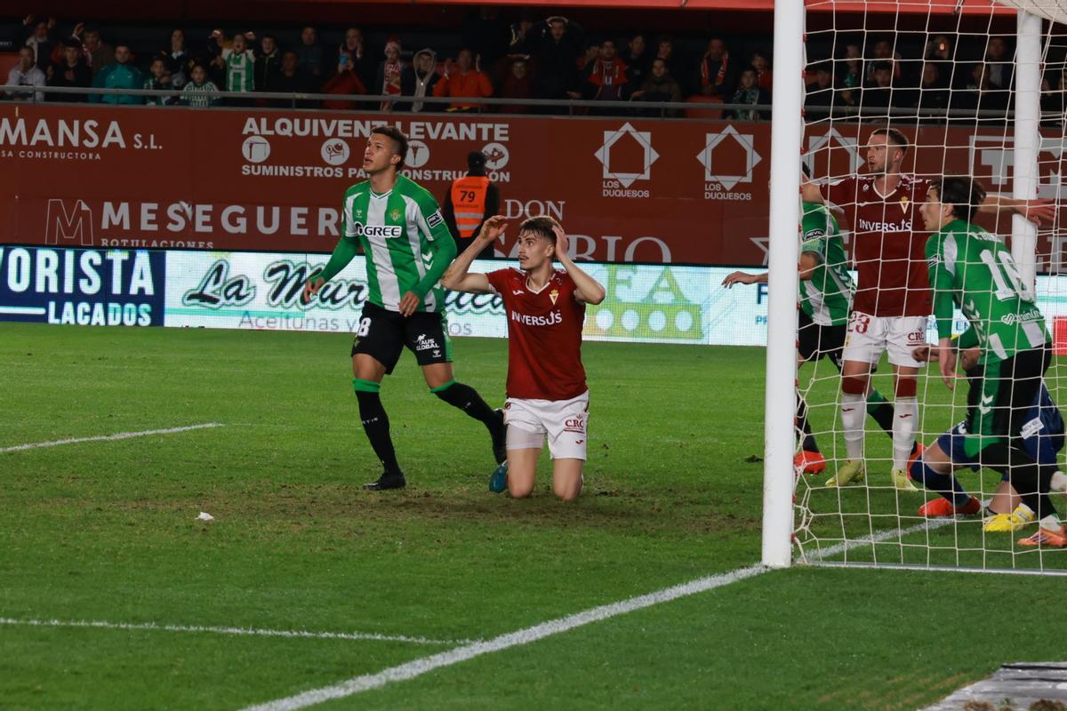 Antxón Jaso, del Real Murcia, durante el partido ante el Betis en la Copa.