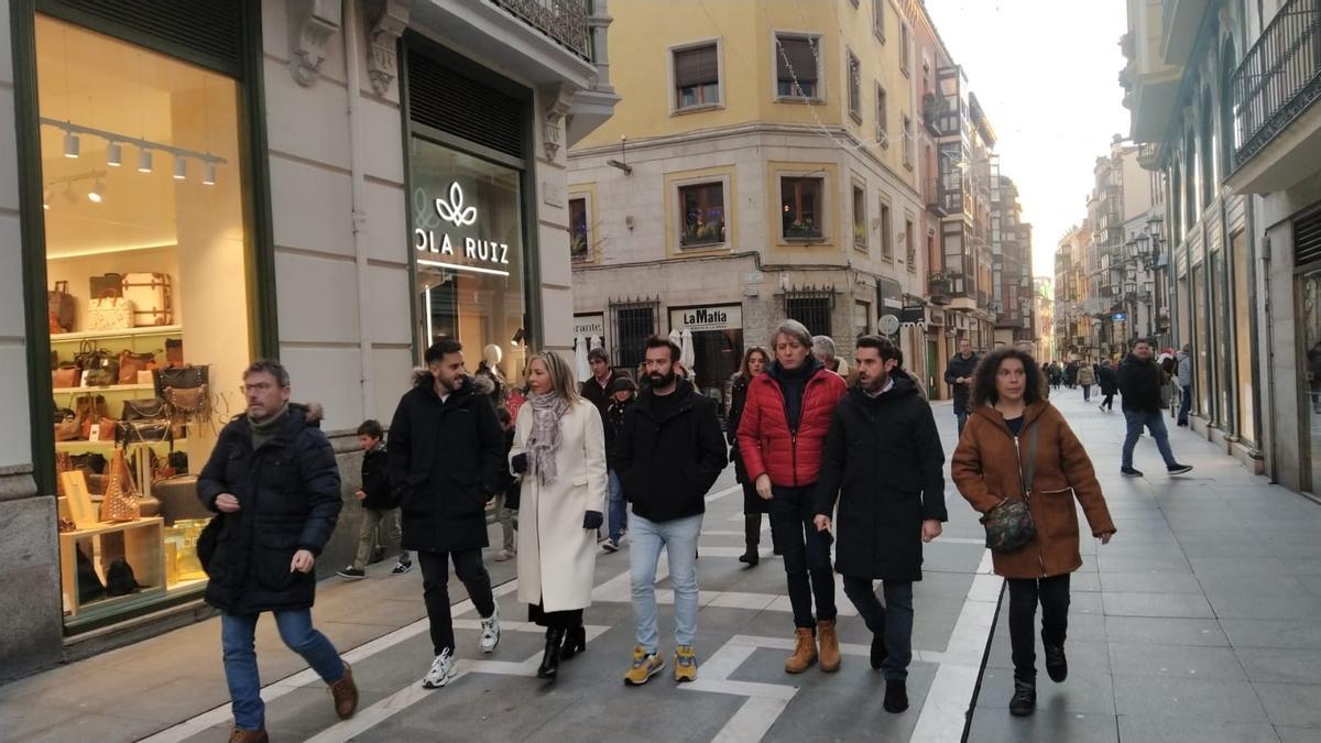 Carlos Martínez, con cargos y candidatos del PSOE, paseando por Santa Clara