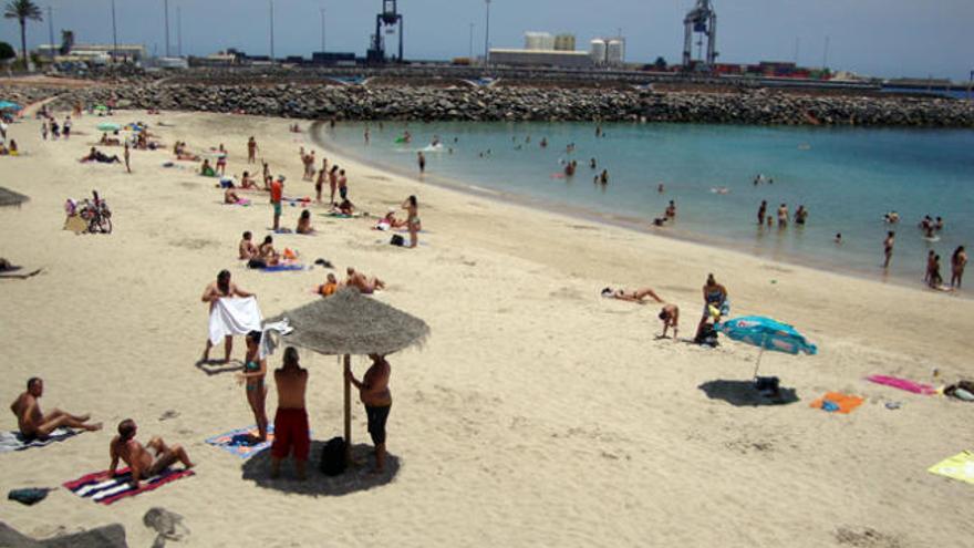 Imagen de la playa de Los Pozos, en pleno centro de Puerto del Rosario, donde los vecinos acudieron ayer. i A. C.