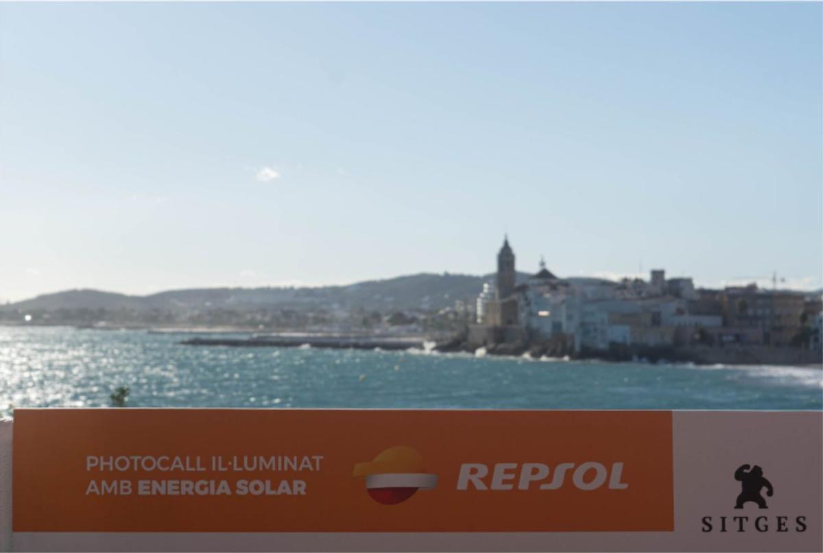 Photocall del festival de Sitges iluminado con energía solar.