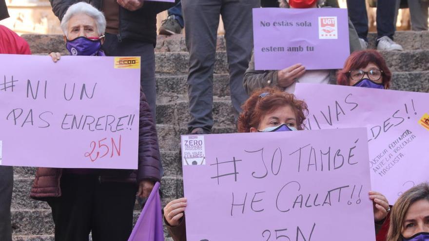 Pla detall de l&#039;acte de CCOO i UGT contra la violència masclista a les escales de la catedral de Tarragona.