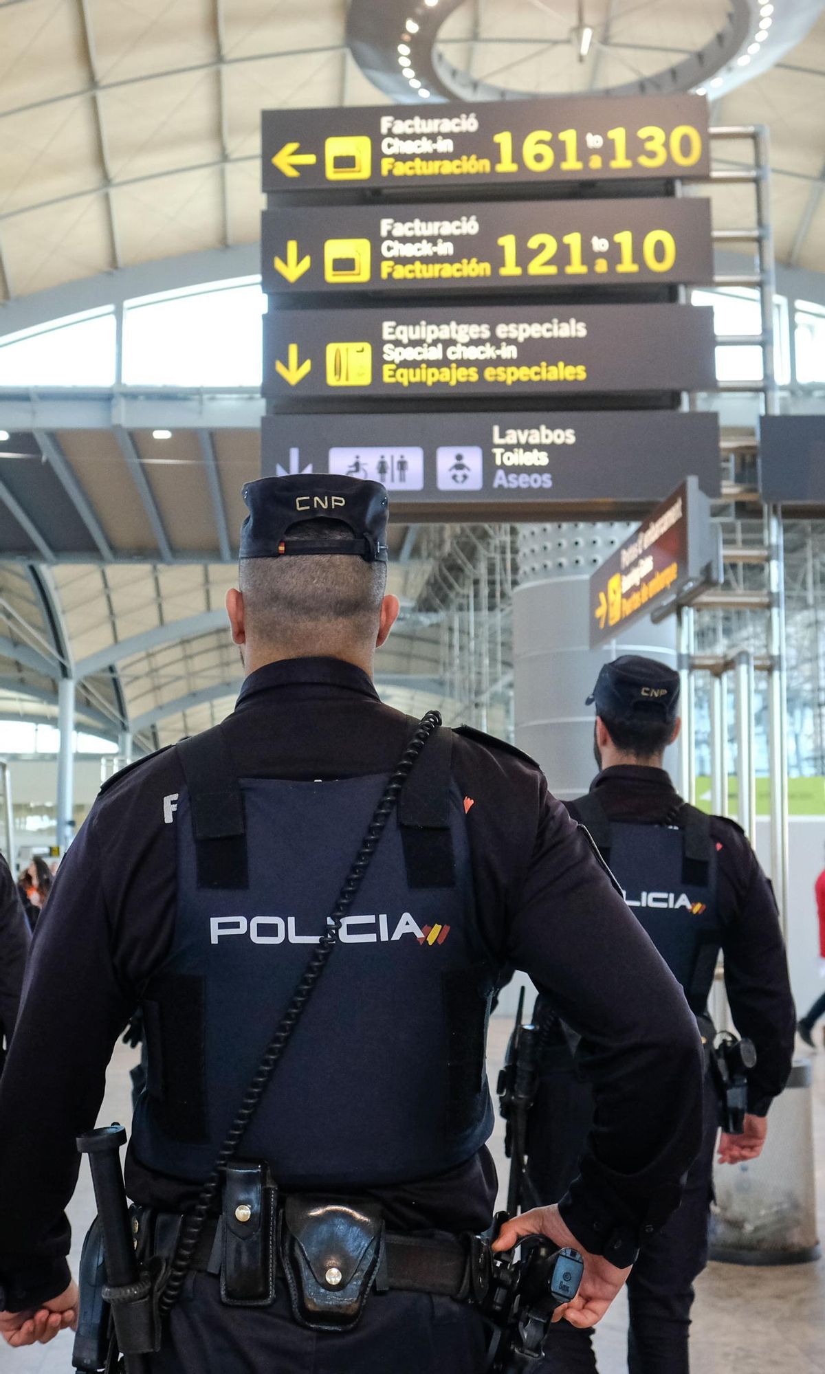 Policías nacionales en la terminal del aeropuerto de Alicante-Elche