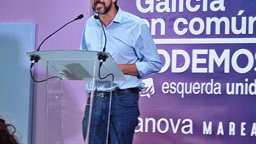 Monedero con integrantes de Galicia en Común en la plaza de Galicia. Abajo, Gómez Reino durante su intervención.