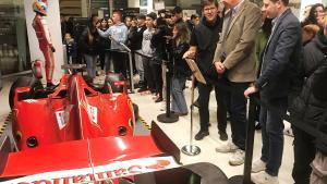 El alcalde Albiol y el concejal Fernández ante el Ferrari de Sebastian Vettel