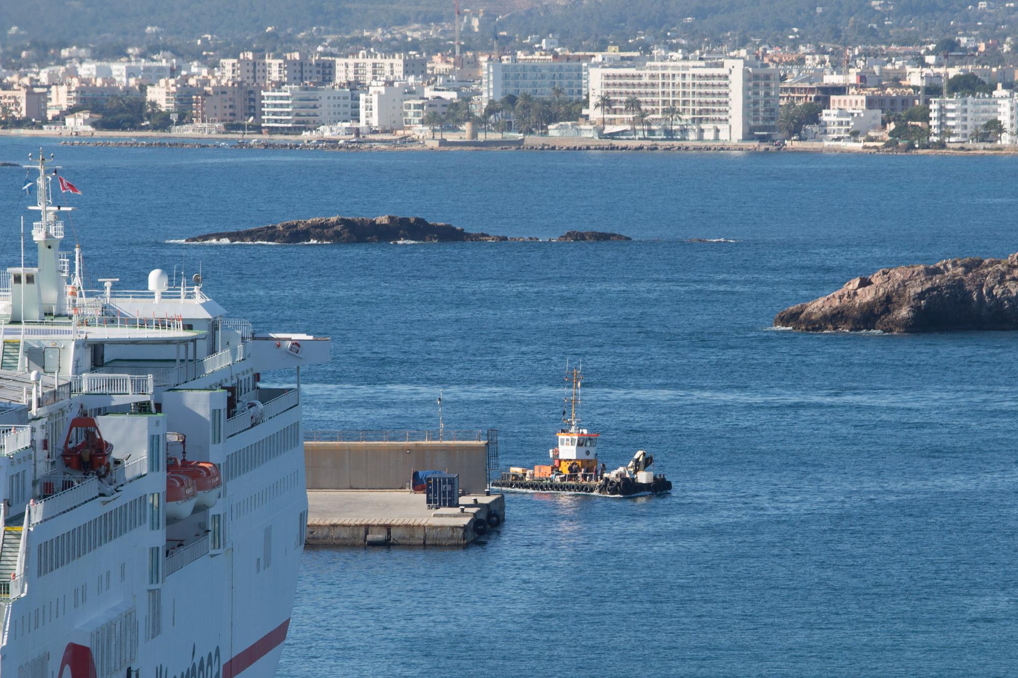 Comienzan los trabajos para reflotar el pesquero 'Charpat Segundo' hundido en Ibiza