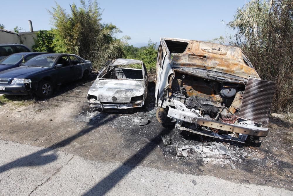 Cremen de matinada dos cotxes i una furgoneta a Girona