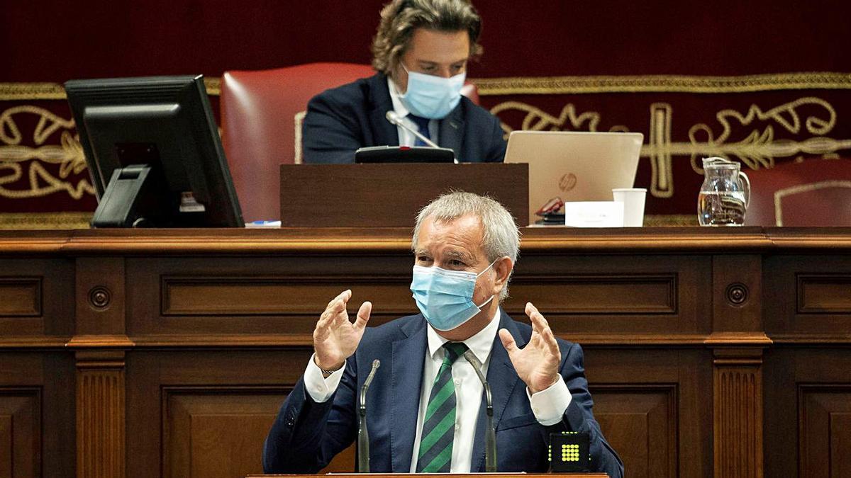 Sebastián Franquis, ayer en el pleno del Parlamento de Canarias. | | MIGUEL BARRETO (EFE)