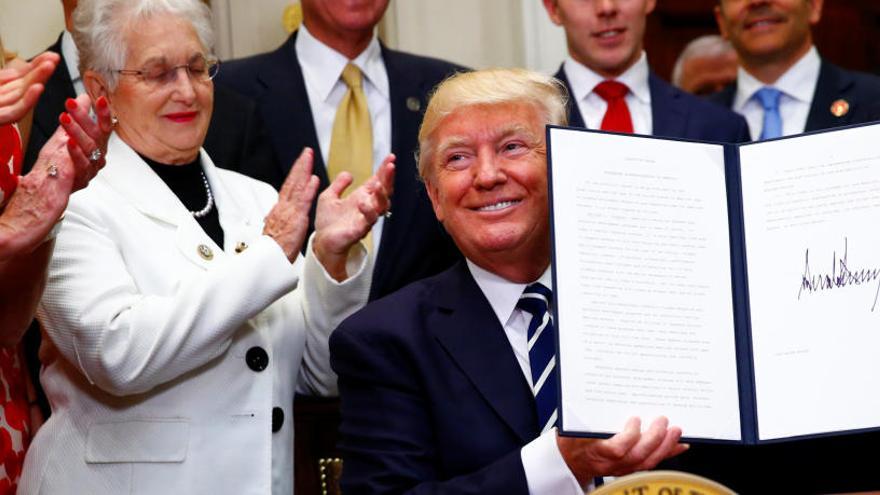 Trump firma una orden ejecutiva en la Casa Blanca.