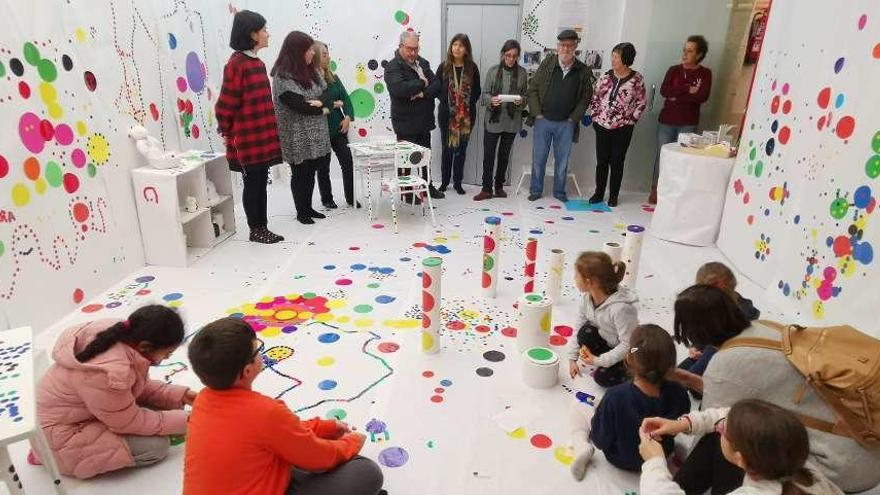 Arriba, un momento de la inauguración de la exposición de alumnos de A Rúa en Adicam. Izda., en hidrocinesioterapia en el Encuentro de Oncología en Oia. // S.Á./Fdv