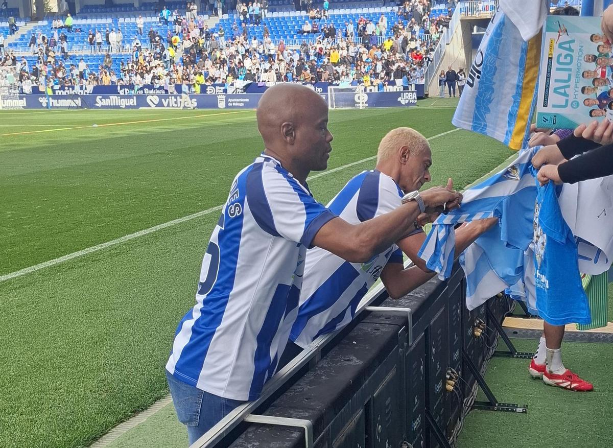 La 'Doble D' firmando autógrafos en La Rosaleda.